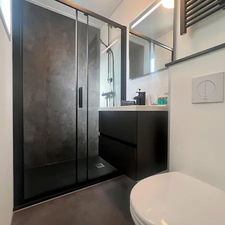 Modern Family Retreat Near The Chalet